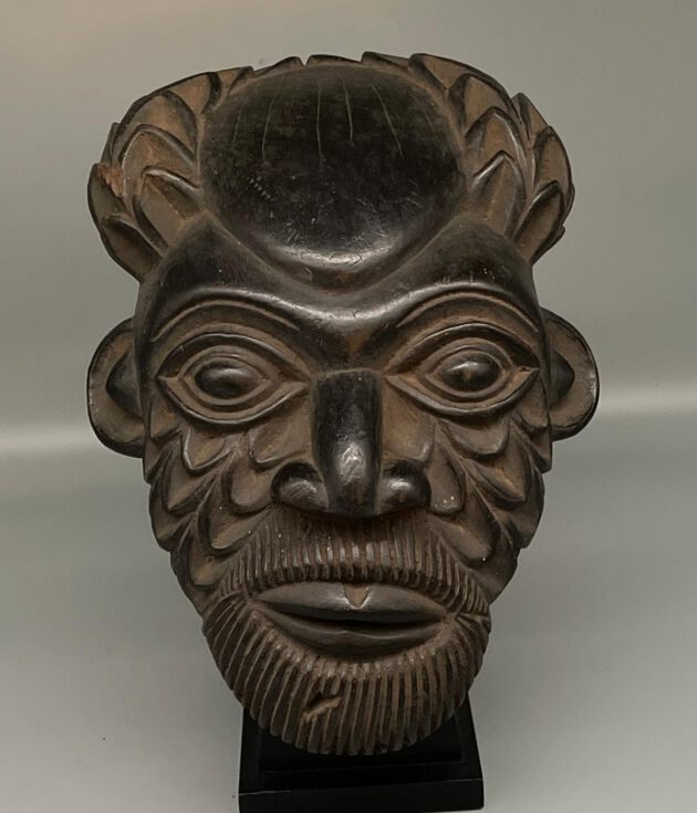 Masque Bamoun d'art africain du Cameroun - face
