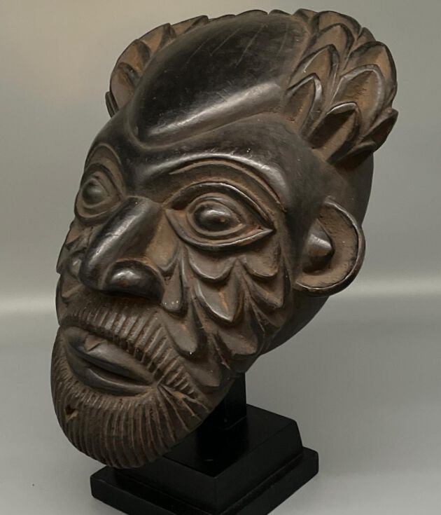 Masque Bamoun d'art africain du Cameroun - orienté à gauche