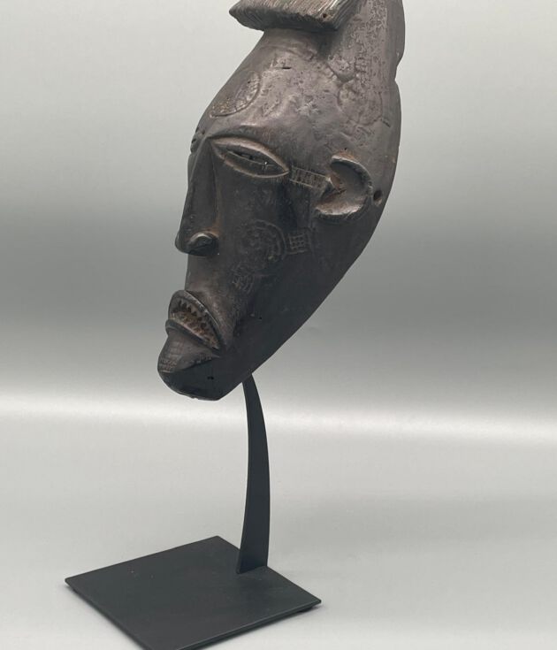 Masque MWANA PWO - CHOKWÉ / TSCHKWE d'art africain - orienté à gauche