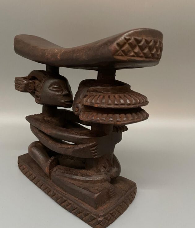 Appui nuque Luba d'art africain de la République démocratique du Congo- côté gauche