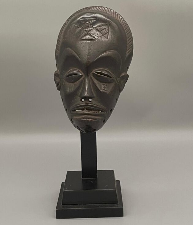 Masque tchokwé d'art africain de l'Angola - face